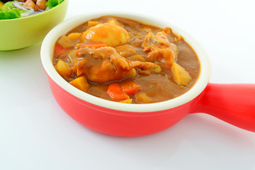 美味しそうなカレーとサラダ