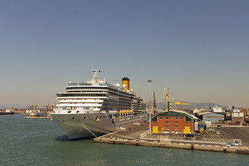 Fototapeta na wymiar Passagierschiff im Hafen von Livorno