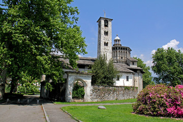 Fototapeta na wymiar Madonna di Campagna; chiesa con campanile romanico; Verbania