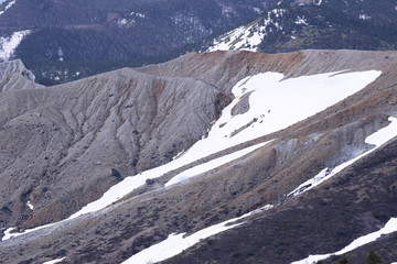 残雪の初夏の山頂/残sつ残る初夏の火山の頂上です