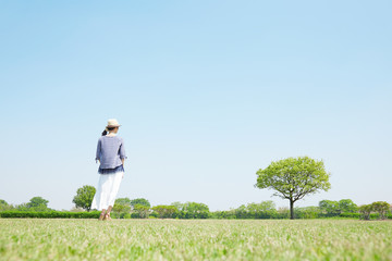 広場に立つ女性