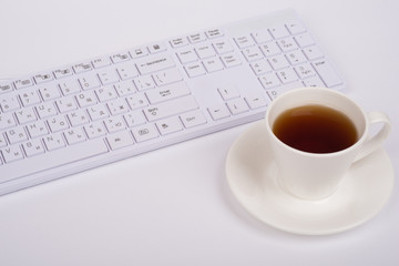Obraz na płótnie Canvas White keyboard and coffee cup