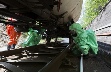 Obraz premium Toxic chemicals and acids emergency team checking tank