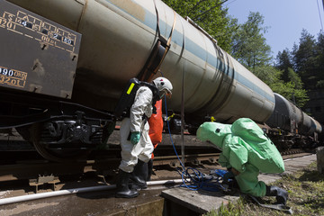 Naklejka premium Toxic chemicals acids emergency team train crash