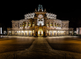 Semperoper in Dresden bei Nacht