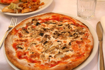 Pizza mit Thunfisch und Pilzen 