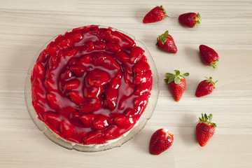 Erdbeertorte mit Tortenguss auf Pudding, Holzuntergrund