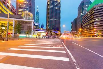 Fototapeta premium traffic light trails in modern street