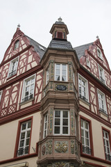 Fototapeta premium Haus mit Eckturm in Koblenz, Deutschland