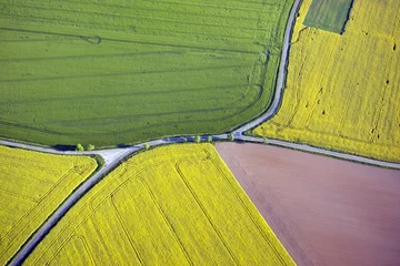 Fototapete Luftaufnahme von Feldern und Straßen © kelifamily