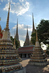 Fototapeta premium Wat Po - Torri decorate a fiori