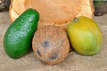 Frutta esotica. Avocado, noce di cocco e mango