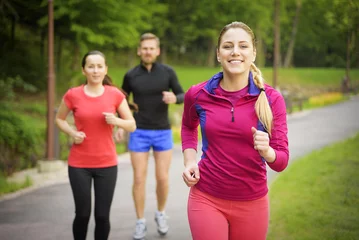 Photo sur Aluminium Jogging Smiling friends running outdoors.