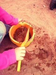 Kind spielt im Sandkasten