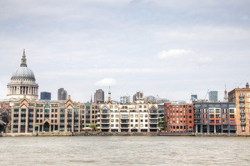 Fototapeta premium Widok na Tamizę z katedrą św. Pawła