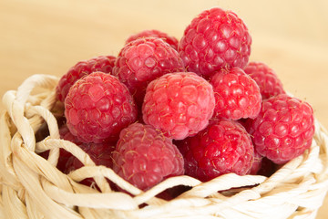 Himbeeren in einem Körbchen