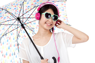 音楽を聴きながら雨を楽しむ女性 