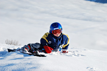 Fototapeta na wymiar little boy skiing in the alps