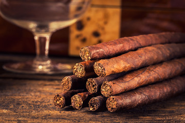 quality cigars on an old wooden table - obrazy, fototapety, plakaty