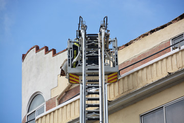 bomberos trabajando sobre una grua