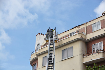 bomberos sobre una grua