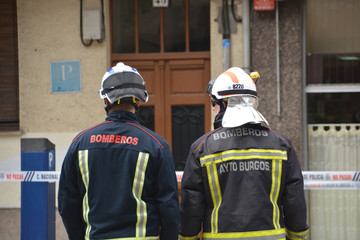 pareja de bomberos
