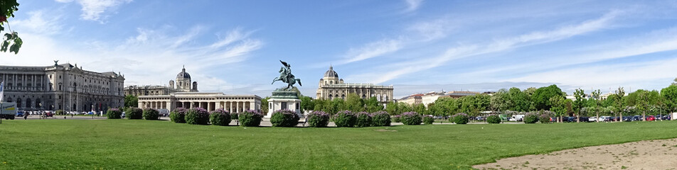 Fototapeta na wymiar Heldenplatz in Wien, Panoramaansicht von der Hofburg