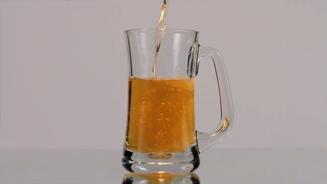 Beer Mug Pour, Full Shot
