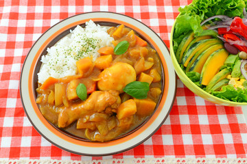 美味しそうなカレーライスとサラダ