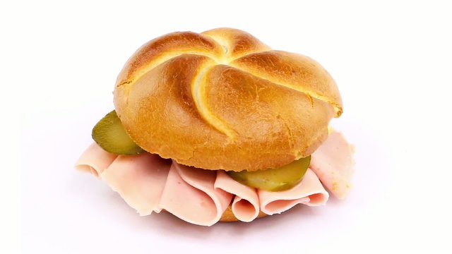 Wurstsemmel mit feiner Extra und Gurke