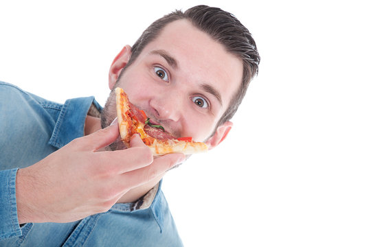 Mann isst hektisch seine Pizza Nahaufnahme