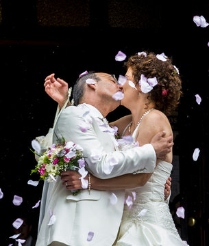 mariage couple qui s'embrasse