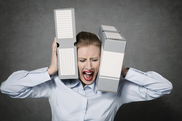 femme en crise au bureau   