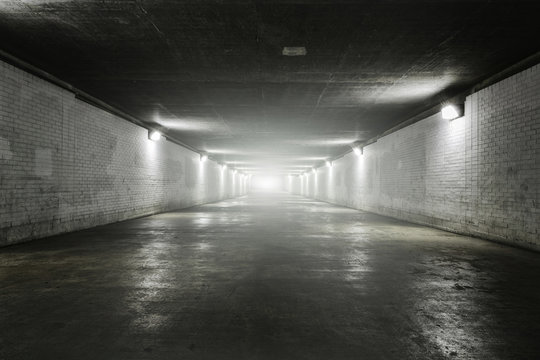 Fototapeta Pusty tunel ze światłem