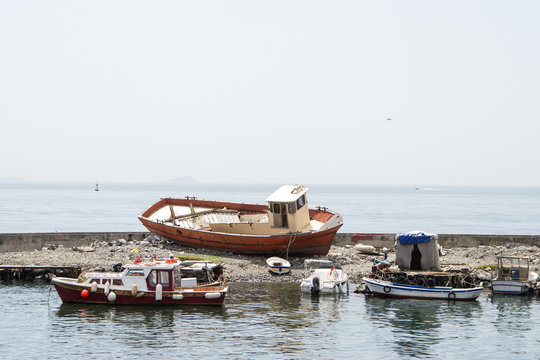Gestrandete Boote am Hafen
