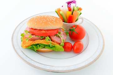 ハンバーガーと野菜スティック
