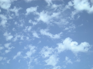 Белые облака на фоне голубого неба