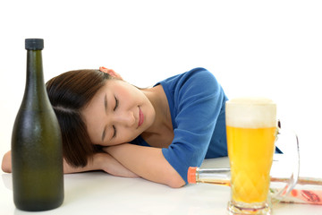 お酒を飲みすぎた女性