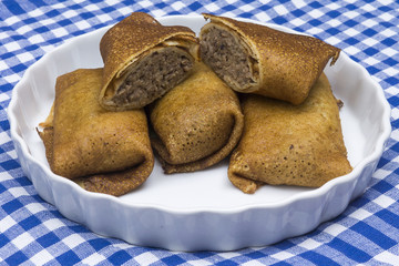 Блины с мясом на тарелке