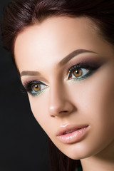 Naklejka premium Close-up beauty portrait of young pretty brunette