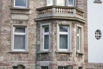 Fototapeta na wymiar Fensterfront einer Altbauvilla