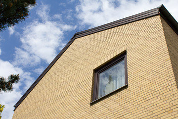 Wohnhaus aus Fußgängerperspektive