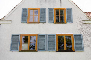 Fensterfront eines Wohnhauses