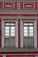 Duas janelas em casa do século passado