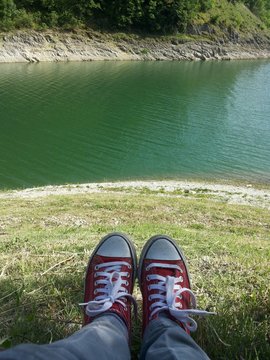 Scarpe rosse al lago