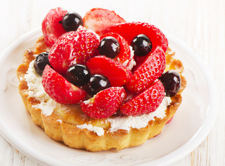 Fresh berries cake