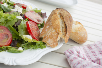 Baguette an Pflücksalat