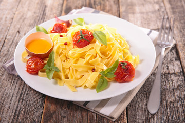 tagliatelle with tomato and basil