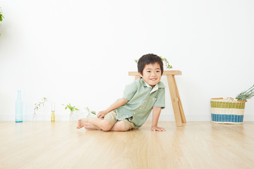 Naklejka premium 床に座る男の子