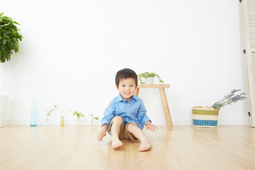 部屋に座る男の子